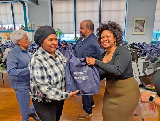 &ldquo;Nuevo D&iacute;a&rdquo;, el primer centro latino para personas mayores en Jamaica Plain, fue escenario de una de las m&aacute;s grandes celebraciones con entrega de pavos y bolsas de alimentos.