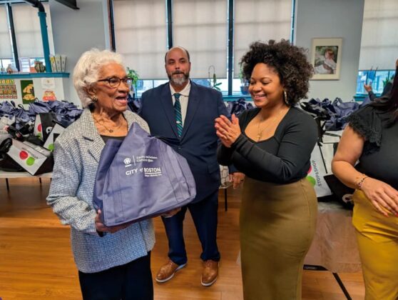 &ldquo;Nuevo D&iacute;a&rdquo;, el primer centro latino para personas mayores en Jamaica Plain, fue escenario de una de las m&aacute;s grandes celebraciones con entrega de pavos y bolsas de alimentos.
