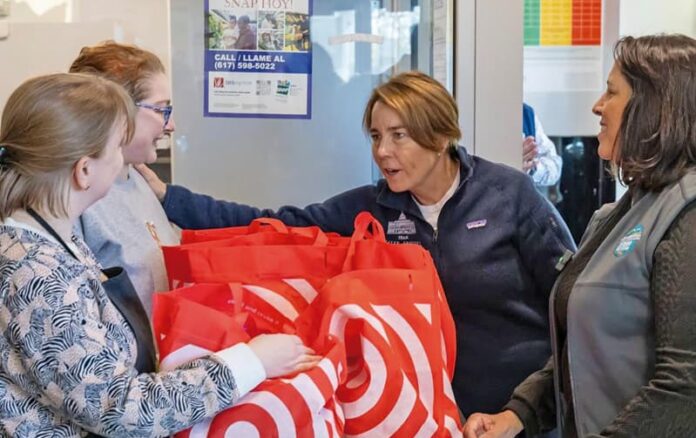 4-SNAP gobernadora_1 Healey adelanta $4 millones a bancos de alimentos locales para apoyar a las familias afectadas. United Response Fund recauda $1.3 millones en una semana para sumarse a la campaña y ayudar a las personas que enfrentan hambre