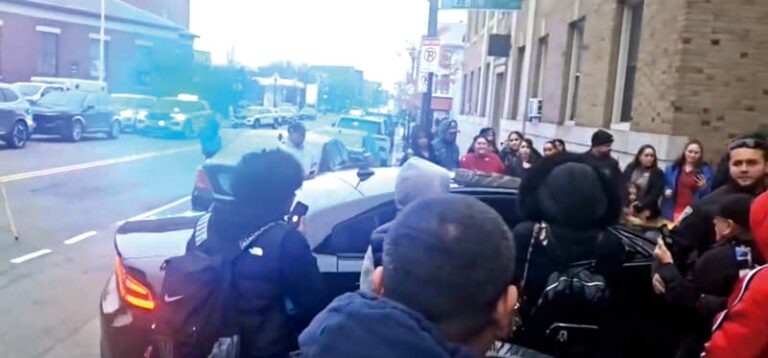 La gente que se arremolinó en las afueras de la corte pedía que lo dejen libre.