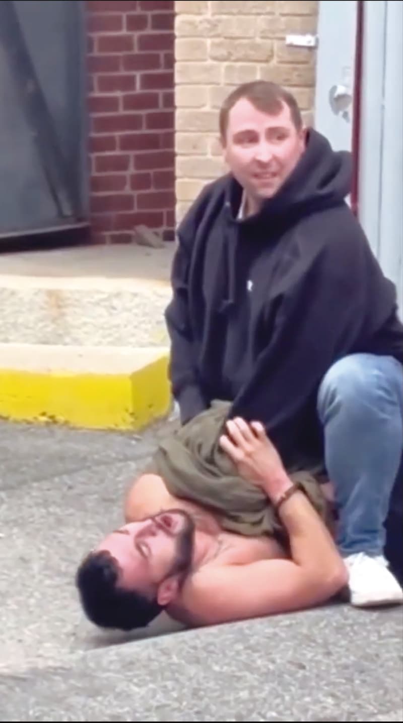 Caos en Corte de East Boston por arresto de inmigrante por ICE 1 Agente de ICE detiene a inmigrante en las afueras de la Corte de East Boston.