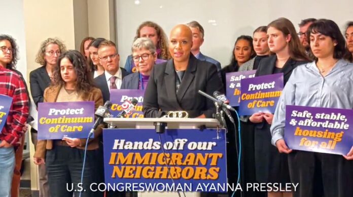 La congresista de Massachusetts Ayanna Pressley, junto a líderes comunitarios y varios grupos defensores de la inmigrantes se reunieron con siete de los nueve inmigrantes arrestados por ICE en Allston Car Wash que luego de permanecer en un centro de detención fueron dejados en libertad.