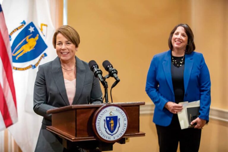 Gobernadora Maura Healey hace el anuncio con la vicegobernadora Kim Driscoll.