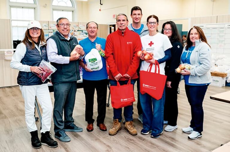 Los líderes de NeighborHealth y la Cruz Roja Americana se reúnen antes de la distribución de pavos. (De izquierda a derecha): Jill Tobacco, dietista registrada y voluntaria de la Cruz Roja Americana; Dr. Julio Mazul, director médico de NeighborHealth; Jeff Schuster, vicepresidente sénior de operaciones de NeighborHealth; David Andre, director de la Despensa de Alimentos de la Cruz Roja Americana de Massachusetts en Boston; Jamie Hazard, directora ejecutiva interina de NeighborHealth; Melanie Connolly, dietista registrada y voluntaria de la Cruz Roja Americana; Evonne Yang, vicepresidenta adjunta de Excelencia Clínica y Operativa de NeighborHealth; Kathy Field, directora de Promoción de la Salud de NeighborHealth.
