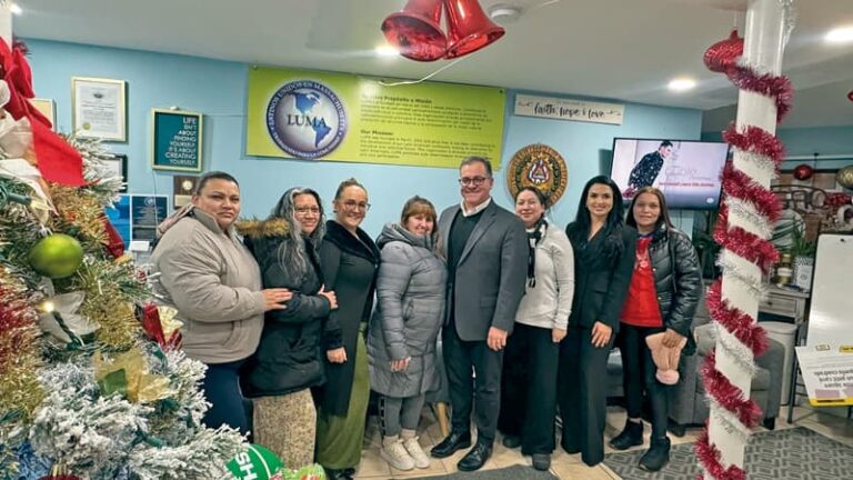 Alcalde electo de Everett. Rob Van Campen, con la presidenta de LUMA, Lucy Pineda, y con directivas y voluntarias en su sede institucional.