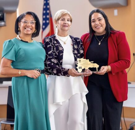 Alexandra Valdez recibe Placas de Patria S&aacute;nchez presidente y Vlara D&iacute;az panelista invitada.