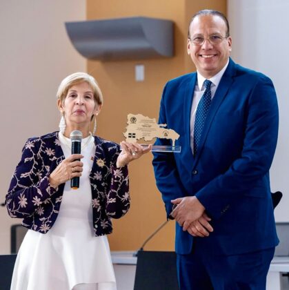 Sr. Nilson Pepen (Junior) recibe placas para el Concejal Enrique Jos&eacute; Pepen invitado a discursos.