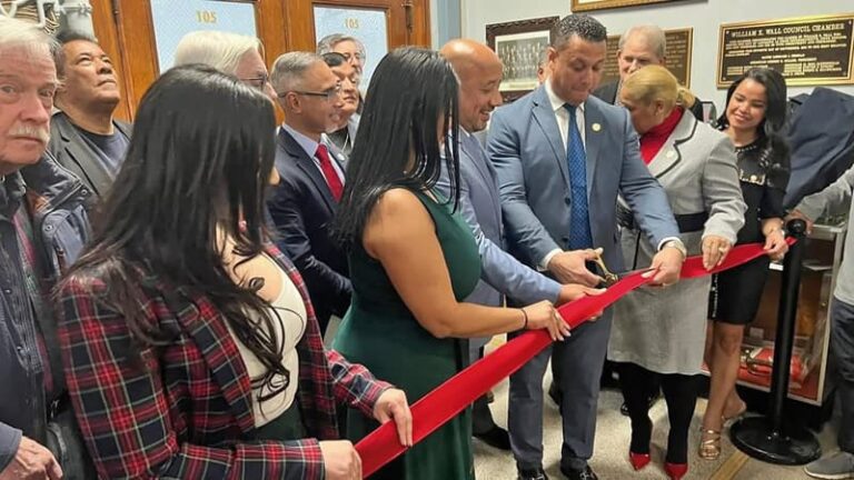 Alcalde Brian DePeña corta la cinta acompañado de concejales.