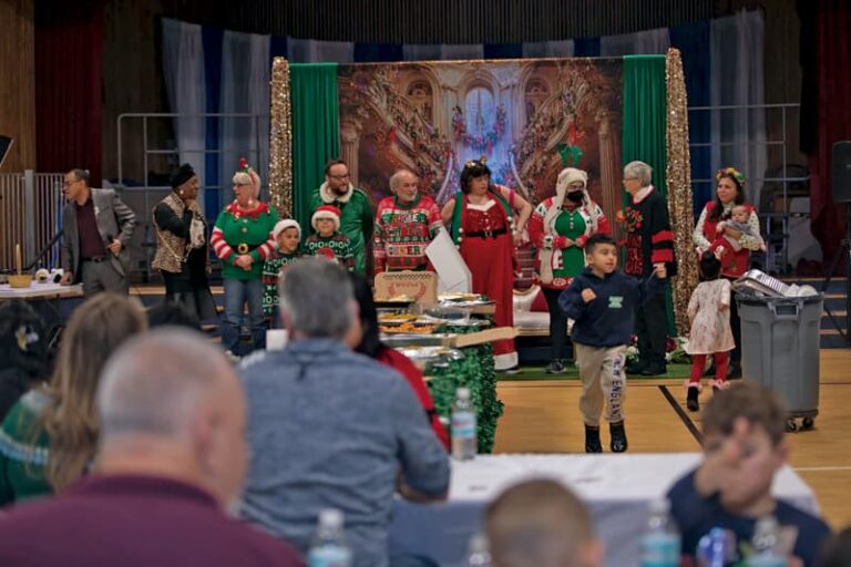Gran participación de vecinos de toda la ciudad en la fiesta navideña en Lynn.