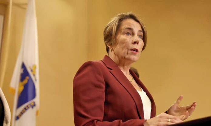 La gobernadora Maura Healey demandó a las autoridades migratorias detener de inmediato el uso de aeronaves privadas en el aeropuerto Hanscom Field de Massachusetts