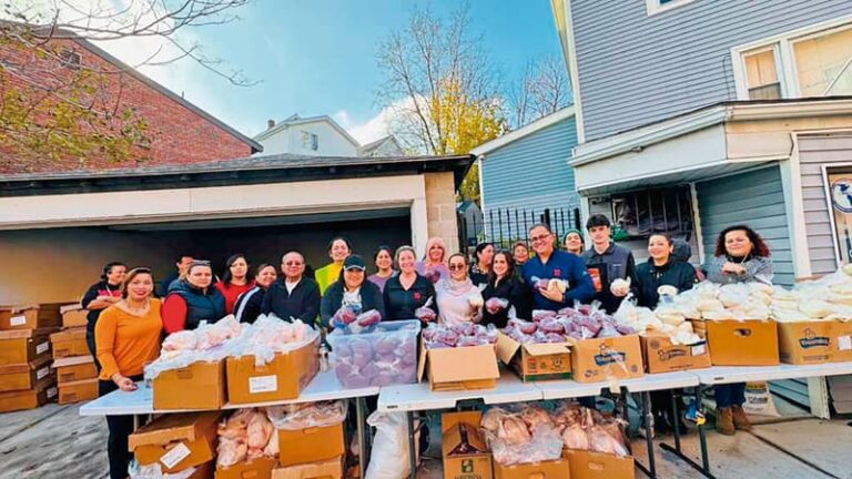 Alcalde electo Van Campen con Lucy Pineda y voluntarios repartiendo alimentos en LUMA.