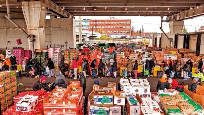 Gran asistencia de familias en La Colaborativa en Chelsea para recibir alimentos por Acción de Gracias.