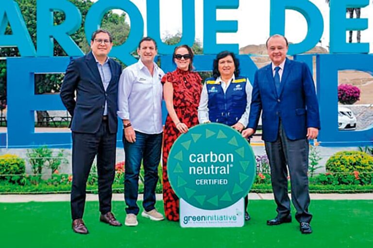 Azucena Colcas, directora del Parque de las Leyendas, recibe de Green Iniciative certificación como el primer zoológico carbono neutral de América Latina.