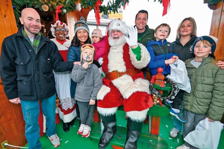 Compartiendo con vecinos, alcaldesa Michelle Wu y Santa Claus.