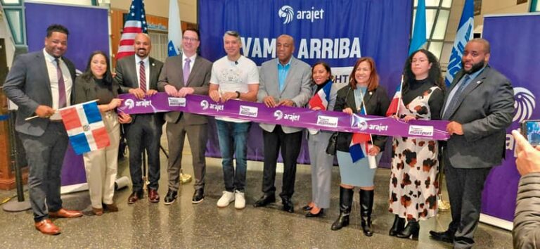 Vuelo inaugural Aeropuerto Logan: Concejal Henry Santana, Alexandra Valdez, senador Pavel Payano, Víctor Pacheco, CEO de Arajet, el cónsul dominicano, Antonio Almonte y otros invitados.