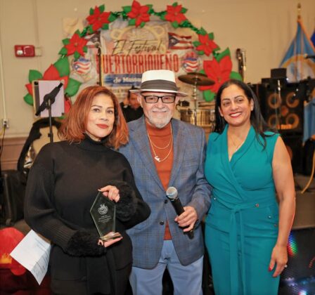 Concejal Julia Mej&iacute;a estuvo entre las reconocidas por la presidenta del Festival, Marilyn Rivera.