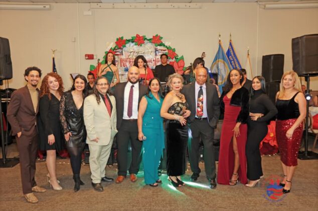 La presidenta del Festival Puertorrique&ntilde;o de Massachusetts, Marilyn Rivera, en el centro de una gran celebraci&oacute;n.
