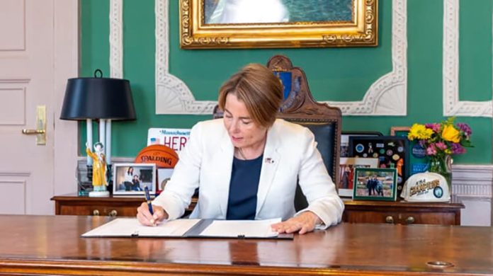 Gobernadora Healey firma nueva disposición que favorece a asistentes de cuidado personal.