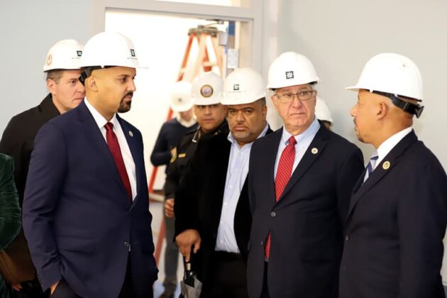 Alcalde de Lawrence, los senadores Rodrigues y Payano y el Representante estatal, Francisco Paulino, en los terrenos de construcci&oacute;n de la nueva estaci&oacute;n de polic&iacute;a.