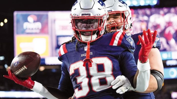 Rhamondre Stevenson corrió para dos touchdowns y atrapó otro de Drake Maye, candidato a Jugador Más Valioso, y los Patriots completaron su notable temporada con una victoria de 38-10 sobre los Miami Dolphins. "Hemos recorrido un largo camino", declaró Maye. "Hemos construido esta identidad y jugado conforme a ella, y suceden cosas buenas". Stevenson corrió siete veces para 131 yardas mientras New England lograba su primera barrida de los Dolphins desde la temporada 2016. TreVeyon Henderson añadió acarreos de touchdown de 2 y 5 yardas. Los Patriots terminaron 14-3, su mayor cantidad de victorias desde que ganaron el Super Bowl para culminar esa temporada 2016.