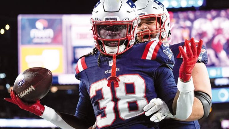 Rhamondre Stevenson corrió para dos touchdowns y atrapó otro de Drake Maye, candidato a Jugador Más Valioso, y los Patriots completaron su notable temporada con una victoria de 38-10 sobre los Miami Dolphins. "Hemos recorrido un largo camino", declaró Maye. "Hemos construido esta identidad y jugado conforme a ella, y suceden cosas buenas". Stevenson corrió siete veces para 131 yardas mientras New England lograba su primera barrida de los Dolphins desde la temporada 2016. TreVeyon Henderson añadió acarreos de touchdown de 2 y 5 yardas. Los Patriots terminaron 14-3, su mayor cantidad de victorias desde que ganaron el Super Bowl para culminar esa temporada 2016.