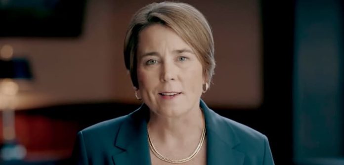 A través de un video en el que aparece dando a conocer su candidatura para un segundo mandato, Healey hizo duras críticas al presidente Trump. "Está aumentando los costos, quitándonos la atención médica y separando familias. Vemos el daño que le está haciendo a nuestro estado y a nuestro país, pero nunca nos rendiremos”.