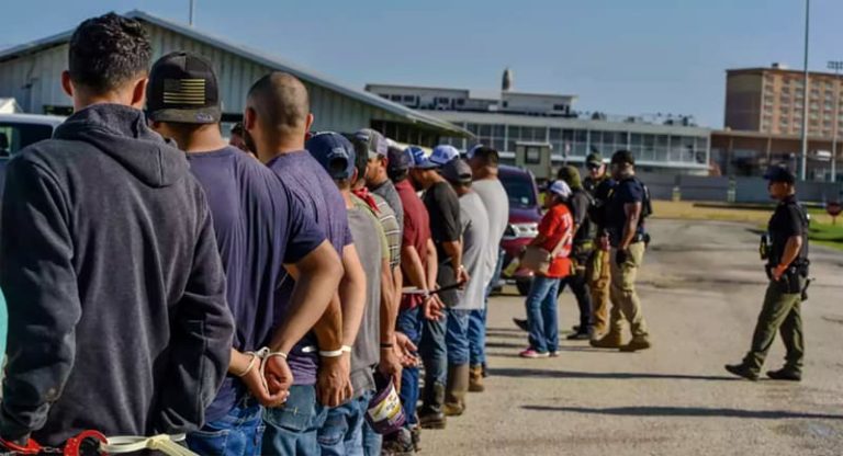 El desfile de deportaciones seguirá el 2026, según las autoridades de inmigración.