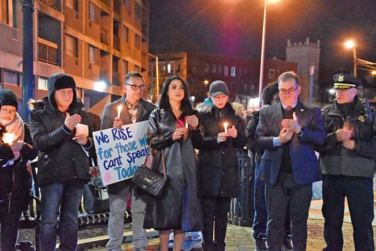 Alcalde de Everett, concejales y jefe de policía asistieron a la vigilia organizada por LUMA en honor a Renee Good que murió a tiros por un agente de ICE, en Minneapolis.