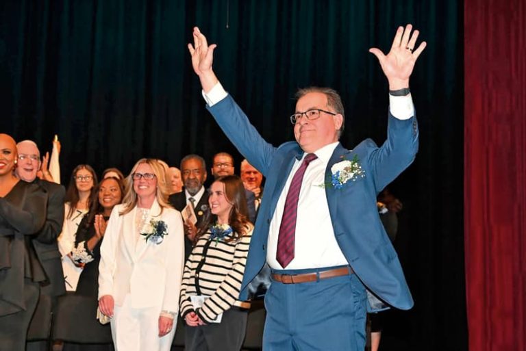Con los brazos en alto, alcalde Van Campen quiere hacer de Everett una mejor ciudad.