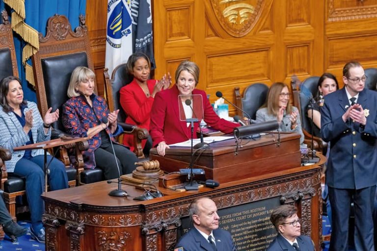 Healey anuncia iniciativas para aliviar el aumento de los costos de la atención médica, las facturas de energía y la vivienda