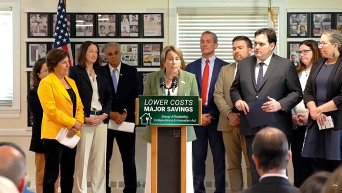 En su tercer Discurso sobre el Estado de la Mancomunidad, la Gobernadora Maura Healey detalló varias iniciativas nuevas para reducir los costos, incluyendo una reducción inmediata de las facturas de electricidad en un 25% y de las facturas de gas en un 10% para todos los clientes residenciales de servicios públicos de Massachusetts en febrero y marzo de 2026