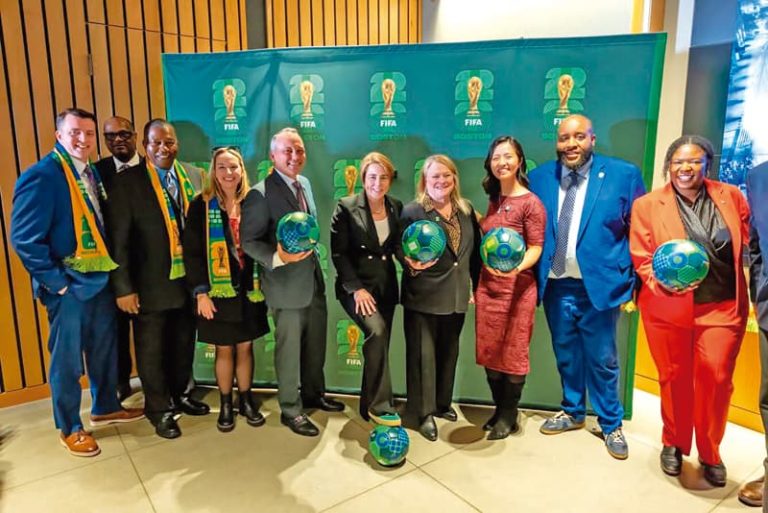 Listos para dar el play. La gobernadora Maura Healey y la alcaldesa Michelle Wu en la rueda de prensa para dar detalles del Mundial de Fútbol que se jugará en Boston.