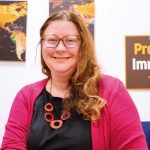 Elizabeth Sweet, directora ejecutiva de la Coalición de Defensa de Inmigrantes y Refugiados de Massachusetts (MIRA).
