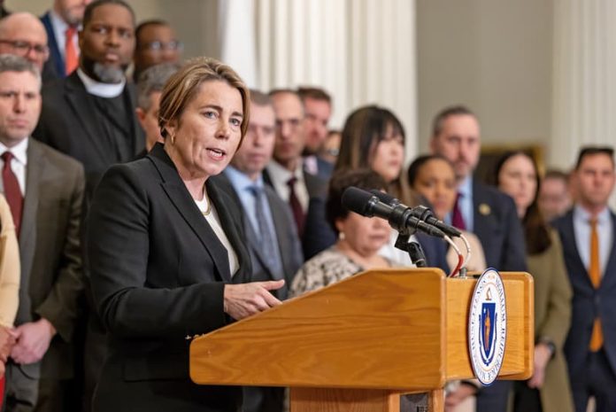 Gobernadora Healey dio amplios detalles del proyecto para proteger a los inmigrantes.