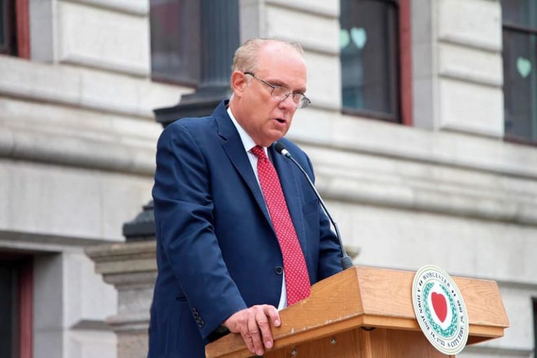 Alcalde de Worcester ante la arremetida de ICE