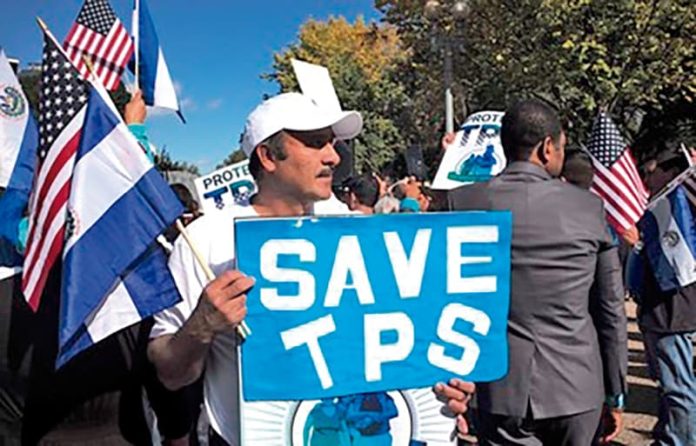 Gente protestando para salvar a TPS
