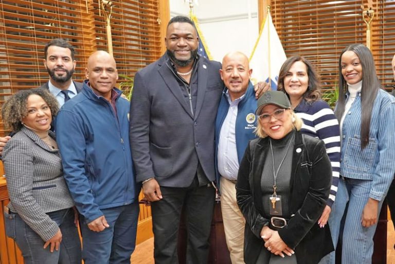 David "Big Papi" Ortiz compartiendo con el alcalde Brian DePeña y otros funcionarios de la ciudad