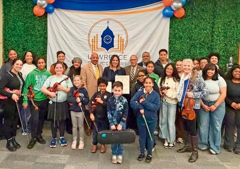 En plena inauguración con estudiantes y directivos de la Biblioteca de Lawrence, el alcalde Brian DePeña y los Representantes estatales Frank Morán, Estela Reyes y Francisco Paulino.
