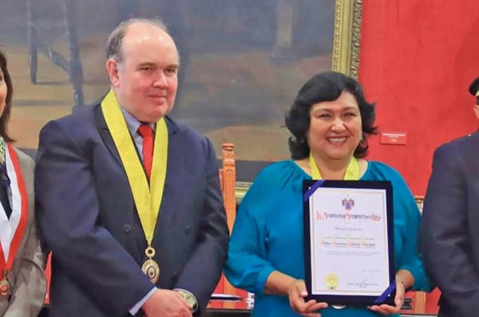 Rafael López Aliaga, candidato a la presidencia por Renovación Popular, con Azucena Colcas, gerente general del Parque de las Leyendas.