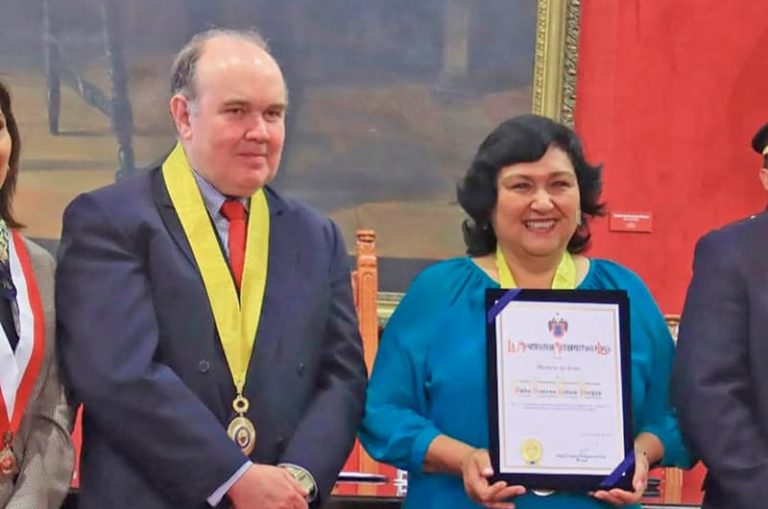 Rafael López Aliaga, candidato a la presidencia por Renovación Popular, con Azucena Colcas, gerente general del Parque de las Leyendas.