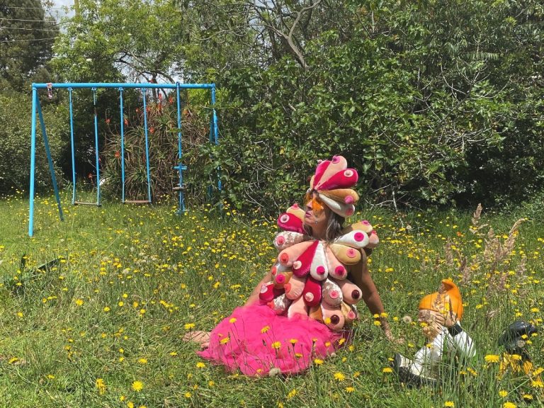 ATERCIOPELADOS PRESENTA “LA TETA PIRATA”, UN CANTO A LA ENFERMEDAD COMO OPORTUNIDAD CREATIVA