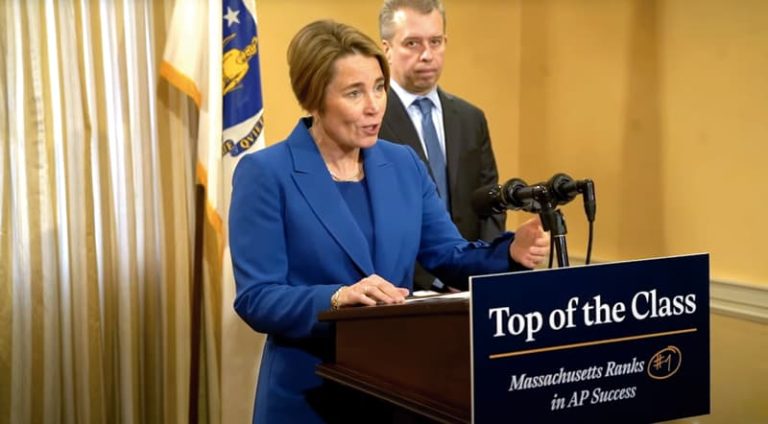 Gobernadora Maura Healey habla de los grandes logros de los estudiantes de Massachusetts.