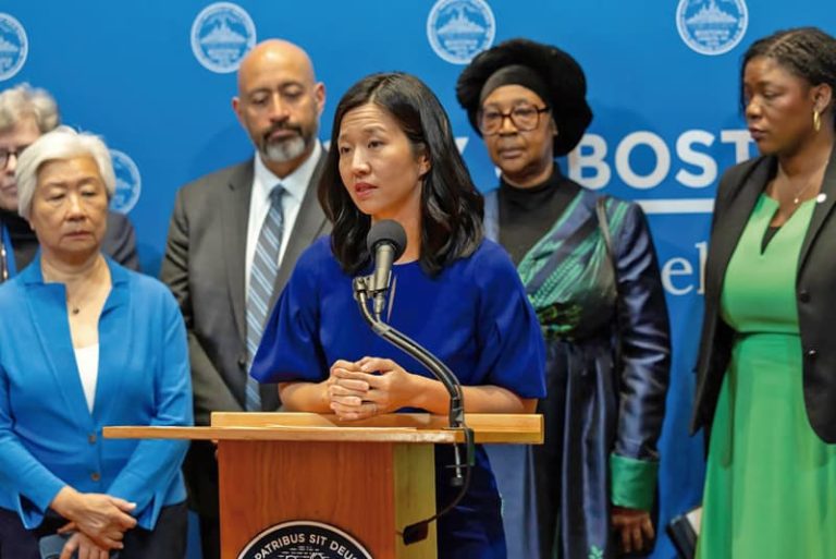 En medio de autoridades locales, alcaldesa Michelle Wu fija su posición de apoyo a los inmigrantes.