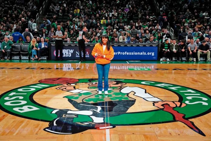 Gladys Vega en el estadio de los Celtics con el premio entre manos.