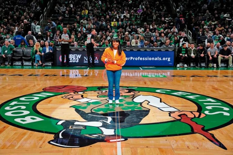 Gladys Vega en el estadio de los Celtics con el premio entre manos.