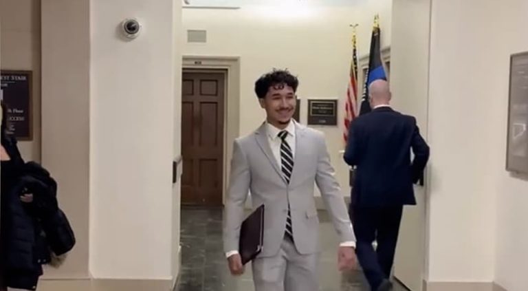 Marcelo Gomes da Silva, un joven de 19 años que estuvo detenido en una instalación de ICE durante seis días el año pasado, asistió al discurso sobre el Estado de la Unión del presidente Trump como invitado del congresista demócrata Seth Moulton