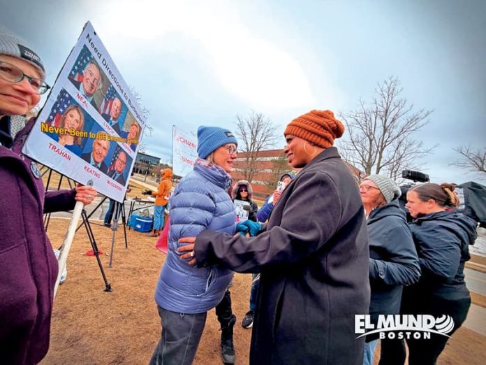 Gran apoyo recibe congresista Pressley a su llegada a centro de inmigración en Burlington.