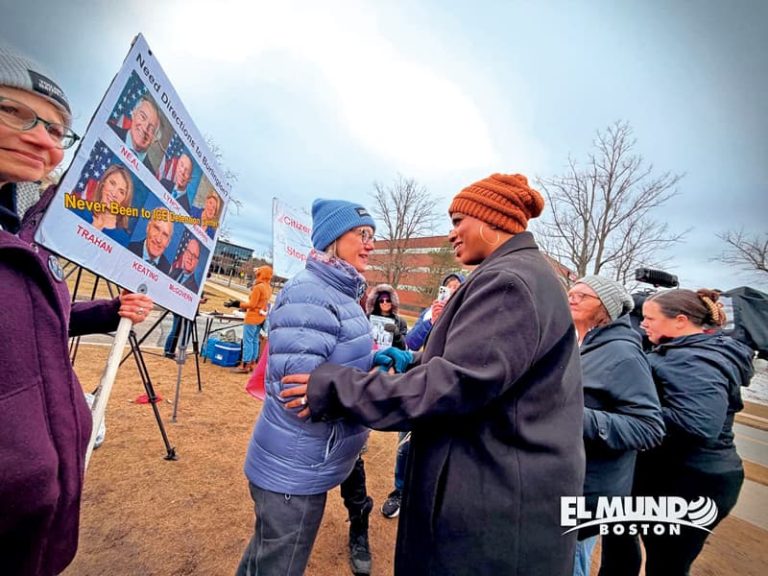 Gran apoyo recibe congresista Pressley a su llegada a centro de inmigración en Burlington.