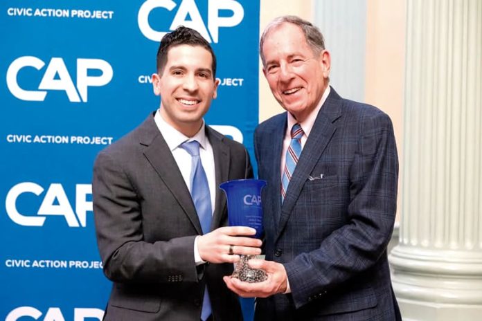 Andy Vargas aparece en la foto junto a Ira Jackson, cofundador del Proyecto de Acción Cívica (CAP)