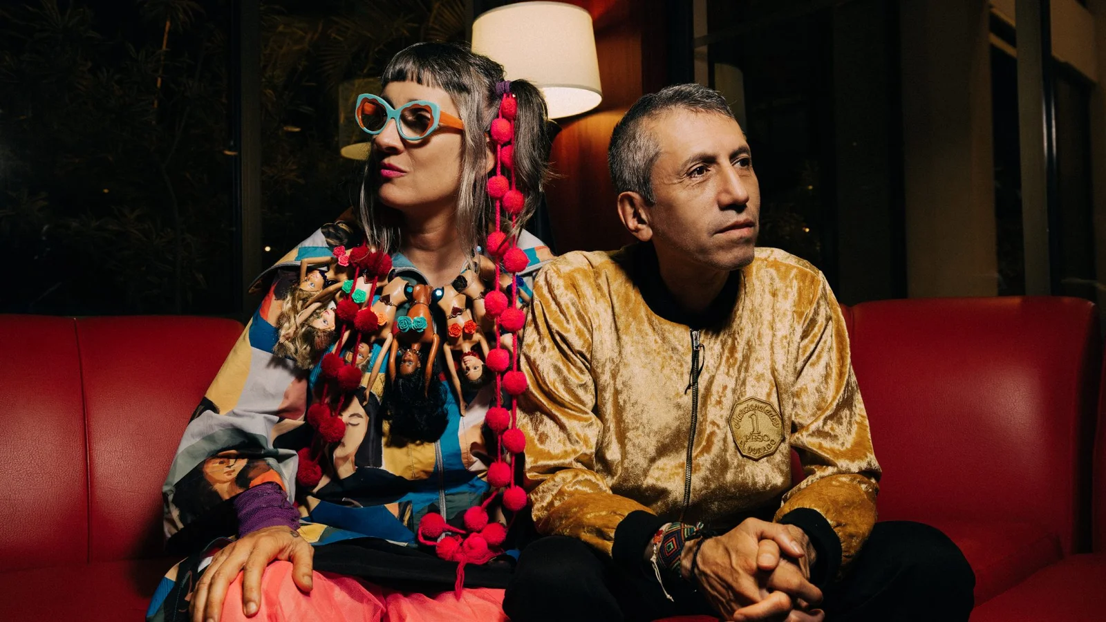 Aterciopelados cierra su tour “Genes Rebeldes” en EE. UU. 1 Boston, Philadelphia, Washington D.C. y Carrboro serán las últimas ciudades de esta gira especial. La icónica banda colombiana Aterciopelados anuncia el cierre oficial en Estados Unidos de su Tour “Genes Rebeldes”, una gira especial por lo vital y lo esencial, que culminará en marzo de 2026 con cuatro conciertos íntimos concebidos como encuentros cercanos, intensos y profundamente emotivos con el público. Este anuncio llega tras el exitoso paso del grupo por la más reciente edición de los Premios Grammy 2026, donde Genes Rebeldes fue nominado en la categoría Mejor Álbum Latino de Rock o Alternativo, reafirmando la vigencia, relevancia artística e influencia de Aterciopelados dentro del rock latino contemporáneo. El tour toma su nombre de esta más reciente producción discográfica, un álbum que dialoga con el presente sin perder la esencia crítica, poética y rebelde que ha definido a la banda a lo largo de más de tres décadas de trayectoria. Las fechas de cierre en Estados Unidos recorrerán Boston, Philadelphia, Washington D.C. y Carrboro, en escenarios emblemáticos que permitirán vivir una experiencia enérgica, poderosa, íntima y auténtica, en formatos diseñados para la cercanía y la conexión directa con el público. El repertorio incluirá clásicos fundamentales como “Florecita Rockera”, “Bolero Falaz” y “Maligno”, junto a canciones de Genes Rebeldes como “Agradecida”, “Apocalipsis” y “Mor”, entre otras, en un recorrido musical que celebra pasado, presente y futuro. Serán cuatro noches y cuatro escenarios especiales, pensados especialmente para el público latino que ha acompañado a la banda durante décadas y para nuevas audiencias que continúan descubriendo el sonido único y comprometido de Aterciopelados. Los tickets ya se encuentran disponibles TICKETMASTER. Una oportunidad única para ser parte del cierre de un tour histórico, celebrando la rebeldía, la evolución y el poder de la música en vivo.